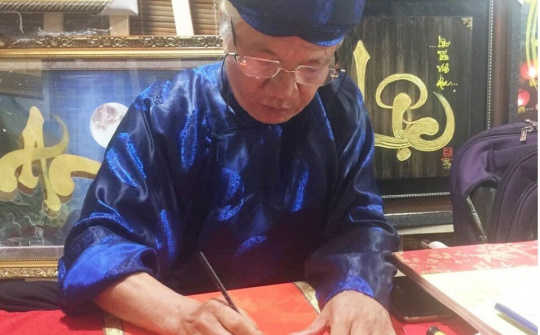 Ông đồ 10 năm viết thư pháp tặng người dân nghèo