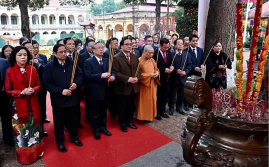 Lãnh đạo Đảng, Nhà nước và thành phố Hà Nội dâng hương tại Hoàng thành Thăng Long