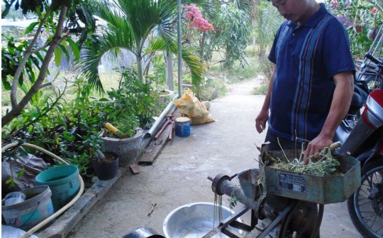 Nông dân chế tạo máy làm cám viên giúp giảm 50% chi phí chăn nuôi