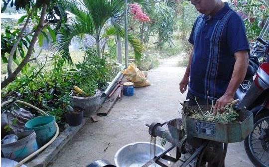 Nông dân chế tạo máy làm cám viên giúp giảm 50% chi phí chăn nuôi