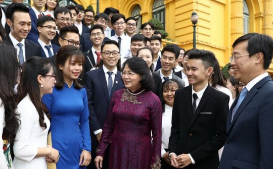Phó Chủ tịch nước gặp mặt các sinh viên tiêu biểu