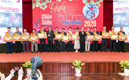 Tạp chí Việt Nam Hội nhập tuyên dương các nhà báo có nhiều thành tích trong tuyên truyền gương người tốt việc tốt (2017-2019) tại Gala Chào Xuân 2020