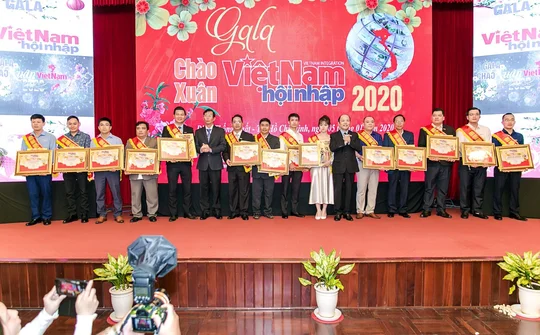 Tạp chí Việt Nam Hội nhập tuyên dương các nhà báo có nhiều thành tích trong tuyên truyền gương người tốt việc tốt (2017-2019) tại Gala Chào Xuân 2020