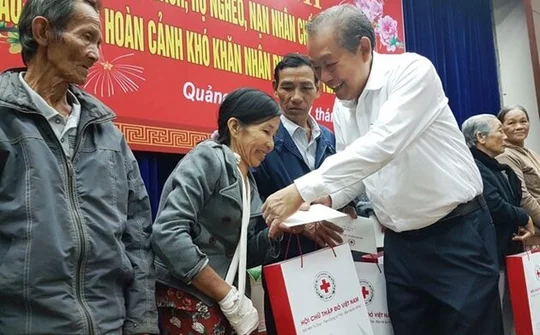 Phó Thủ tướng Thường trực Trương Hòa Bình thăm, tặng quà Tết tại Quảng Nam
