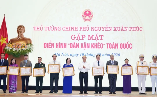 Dân vận là phải xắn tay áo lo việc cho dân