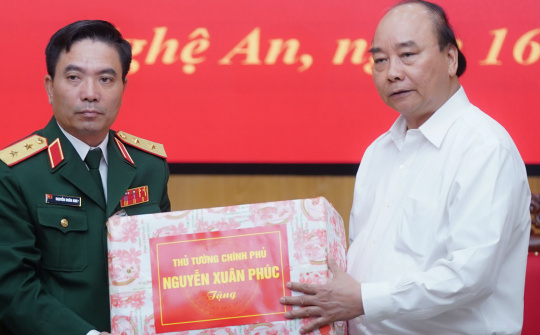 Thủ tướng Nguyễn Xuân Phúc thăm và làm việc tại Quân khu 4