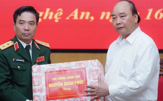 Thủ tướng Nguyễn Xuân Phúc thăm và làm việc tại Quân khu 4