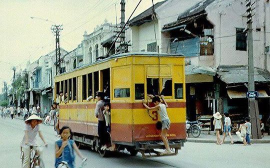 Một Hà Nội thu nhỏ trong tàu điện