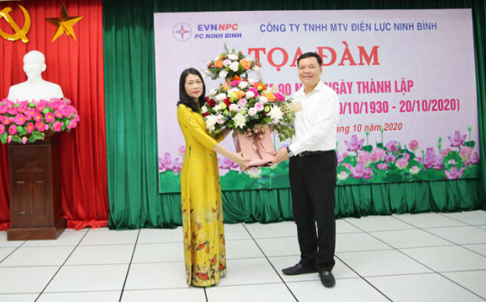 Phụ nữ PC Ninh Bình tham gia xây dựng doanh nghiệp số và văn hóa mạnh