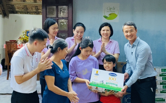 Thắp sáng ước mơ cho các em học sinh nghèo cùng chương trình "Cặp lá yêu thương"