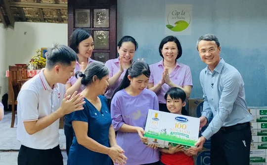 Thắp sáng ước mơ cho các em học sinh nghèo cùng chương trình "Cặp lá yêu thương"