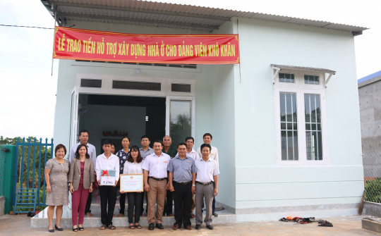 Thành uỷ TP. Buôn Ma Thuột: Trao tiền hỗ trợ xây nhà cho Đảng viên khó khăn