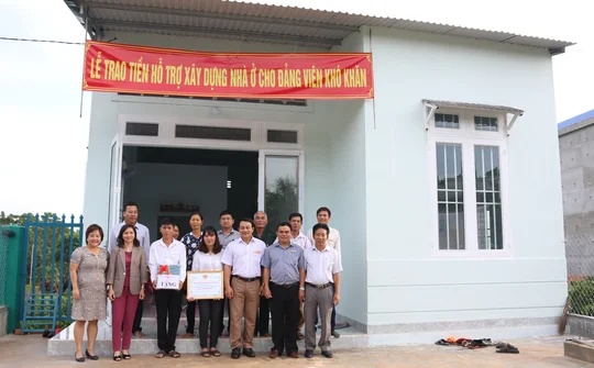 Thành uỷ TP. Buôn Ma Thuột: Trao tiền hỗ trợ xây nhà cho Đảng viên khó khăn