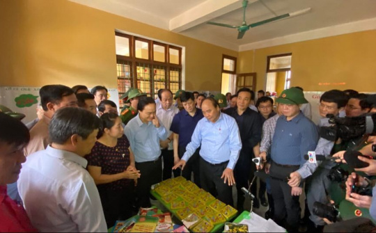 Thủ tướng kiểm tra việc khắc phục hậu quả mưa lũ tại Quảng Bình