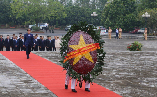 Đoàn đại biểu dự Đại hội Đảng bộ tỉnh Phú Thọ lần thứ XIX dâng hương tưởng niệm các Vua Hùng và các AHLS
