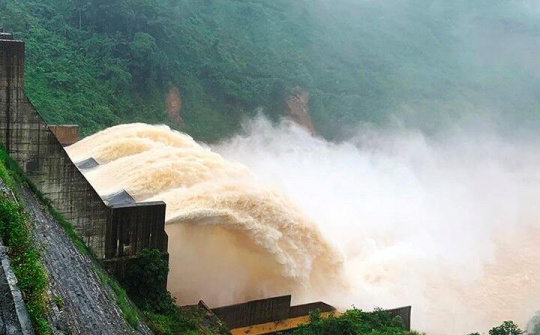 Chủ động di dời, sơ tán khẩn cấp người dân ở hạ lưu hồ, đập