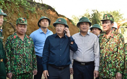 Thủ tướng yêu cầu triển khai mọi phương án để tiếp cận, cứu nạn những người còn sống sót