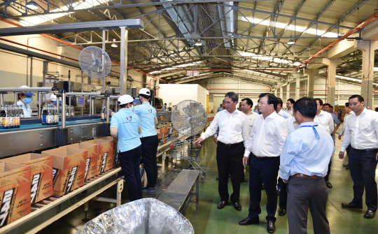 Phó Thủ tướng Trịnh Đình Dũng thăm Nhà máy Nước khoáng Vĩnh Hảo