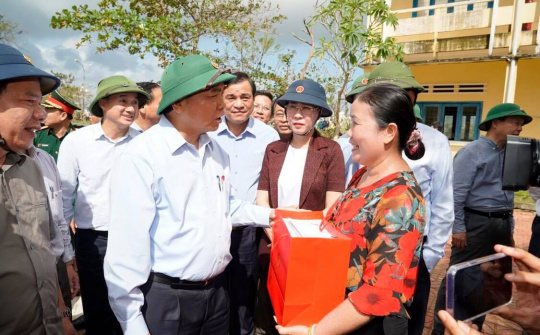 Thủ tướng thị sát, chỉ đạo khắc phục hậu quả bão lũ