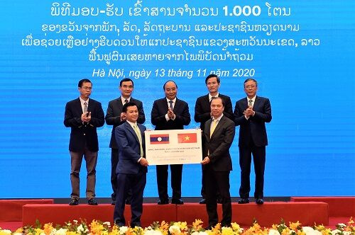 Việt Nam trao tặng 1000 tấn gạo cho tỉnh Savannakhet khắc phục hậu quả thiên tai