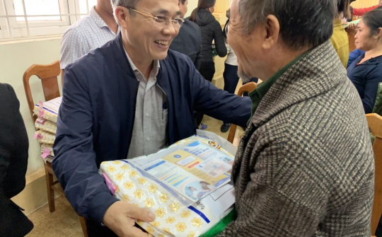 Những tấm thẻ BHYT nghĩa tình đã đến với bà con vùng bão lũ