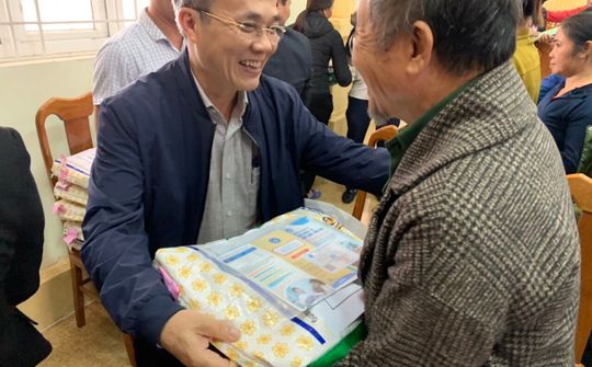 Những tấm thẻ BHYT nghĩa tình đã đến với bà con vùng bão lũ