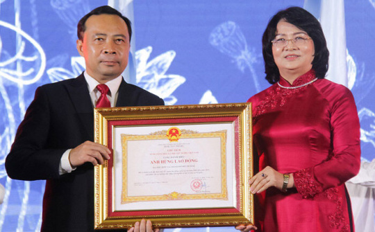 Đại học Quốc gia thành phố Hồ Chí Minh đón nhận danh hiệu Anh hùng Lao động