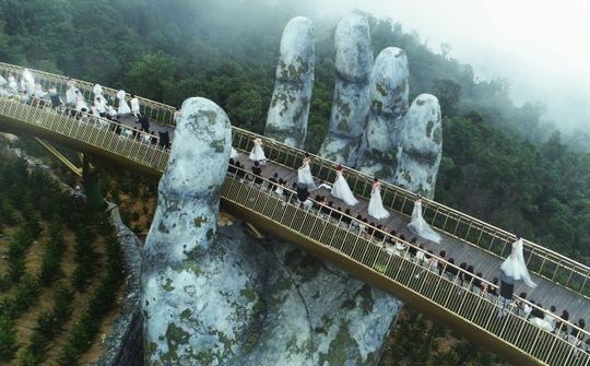 Cầu Vàng, một “sứ giả” của du lịch Việt
