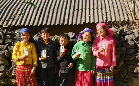 Đến trường với niềm vui uống sữa của trẻ em vùng cao không còn là "giấc mơ" !