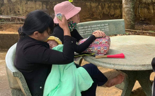 Ôm con 3 tháng tuổi đến tham dự phiên tòa