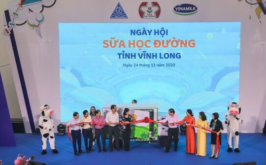 Vinamilk mang niềm vui "Sữa học đường" đến với trẻ em Vĩnh Long