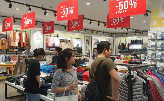 Hàng Việt ''hút'' khách ngày Black Friday