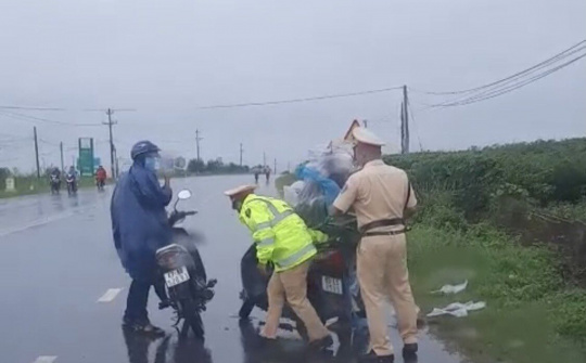 Hành động đẹp của lực lượng cảnh sát giao thông Đắk Lắk
