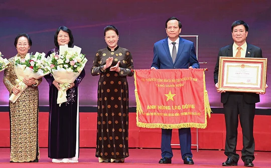 Tuyên dương "Những tấm gương sáng thầm lặng vì cộng đồng"