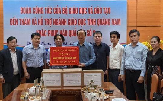 Bộ GD-ĐT trao tặng trang thiết bị, sách vở tới bốn tỉnh miền trung