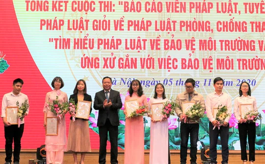 Hà Nội hưởng ứng Ngày Pháp luật Việt Nam