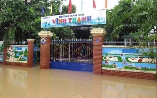 Khánh Hòa: Mưa lũ làm nhiều du khách mất liên lạc, nhiều trường  học phải nghỉ học
