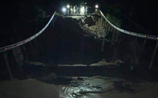 Quốc lộ 26 bị tê liệt trong đêm do mưa lớn