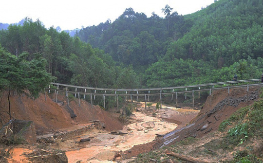 Đắk Lắk: Lực lượng chức năng nỗ lực khắc phục sạt lở tuyến Quốc lộ 26