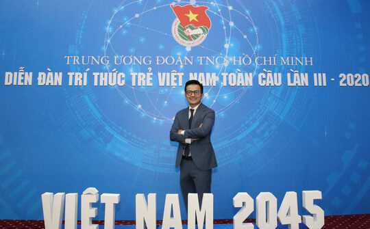 PGS Trần Xuân Bách nhận giải thưởng Noam Chomsky