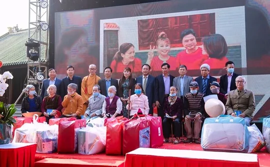 Doanh nhân Trần Thị Minh Hiền "Trao yêu thương" tại Hải Dương