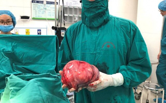 Bệnh viện Phụ sản Hà Nội: Phẫu thuật thành công khối u xơ tử cung nặng 3730g