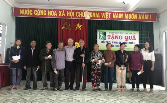 Hội Người mù, Hội Chữ thập đỏ tỉnh Gia Lai tặng quà hỗ trợ người mù trên địa bàn