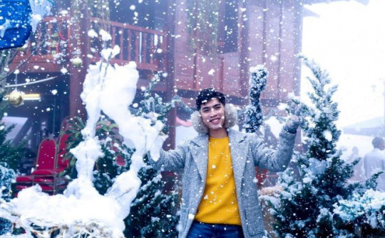 Những cây thông Noel lạ lùng trong Lễ hội mùa đông Fansipan 2020