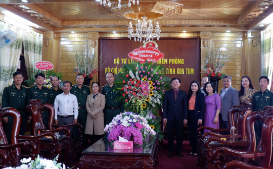 Kon Tum: Phó Bí thư Tỉnh ủy Nguyễn Văn Hòa thăm, chúc mừng các đơn vị quân đội