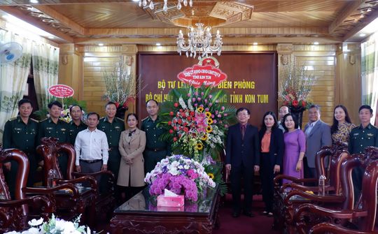 Kon Tum: Phó Bí thư Tỉnh ủy Nguyễn Văn Hòa thăm, chúc mừng các đơn vị quân đội
