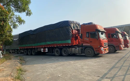 Bắt 100 xe hàng lậu Trung Quốc tại cửa khẩu Kim Thành, Lào Cai