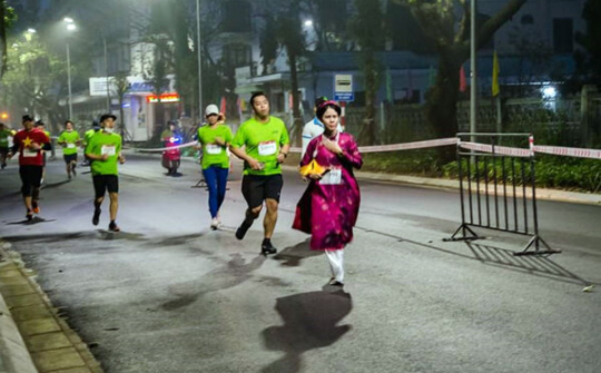 Huế: Chạy marathon với áo dài ngũ thân, nên hay đừng ?