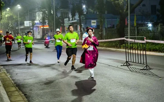 Huế: Chạy marathon với áo dài ngũ thân, nên hay đừng ?