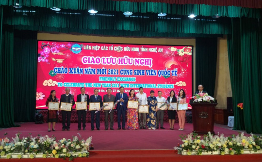 Nghệ An nhận đỡ đầu hàng chục sinh viên Lào trong cuộc giao lưu hữu nghị đón chào năm mới